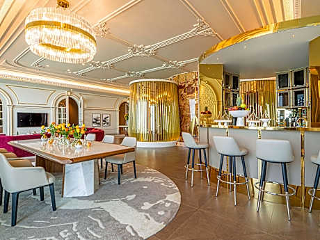 Raffles, Suite, Multiple Beds (1 King Bed and 2 Twin Beds)