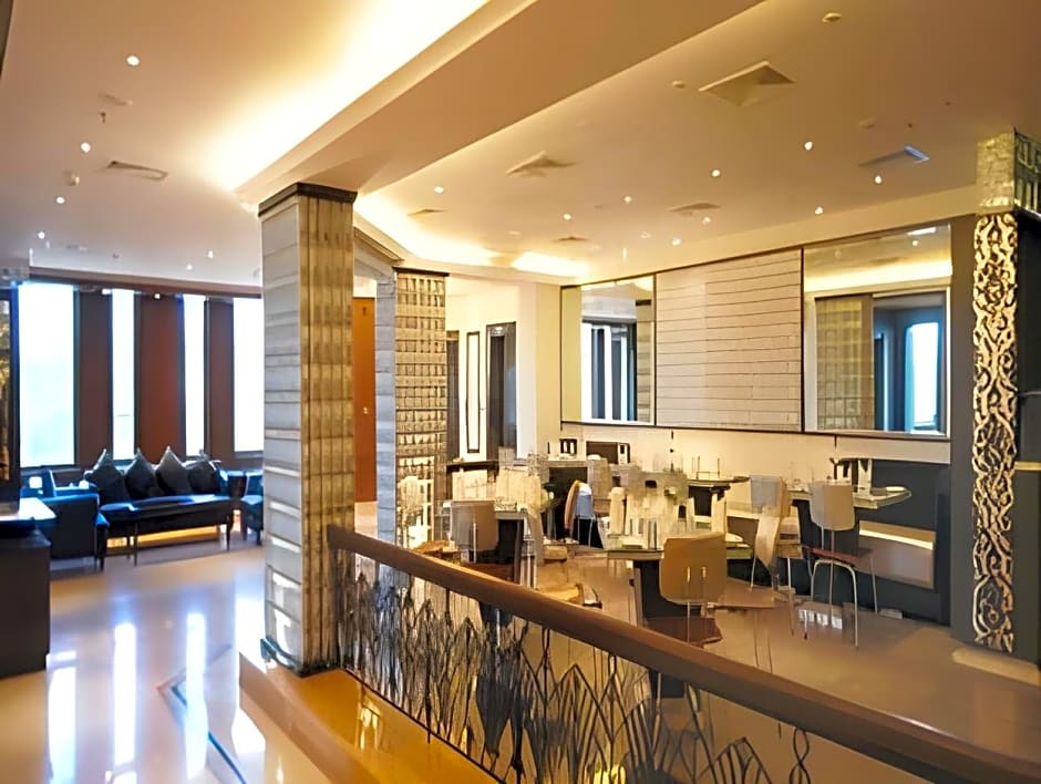 Mayfair Convention Hotel