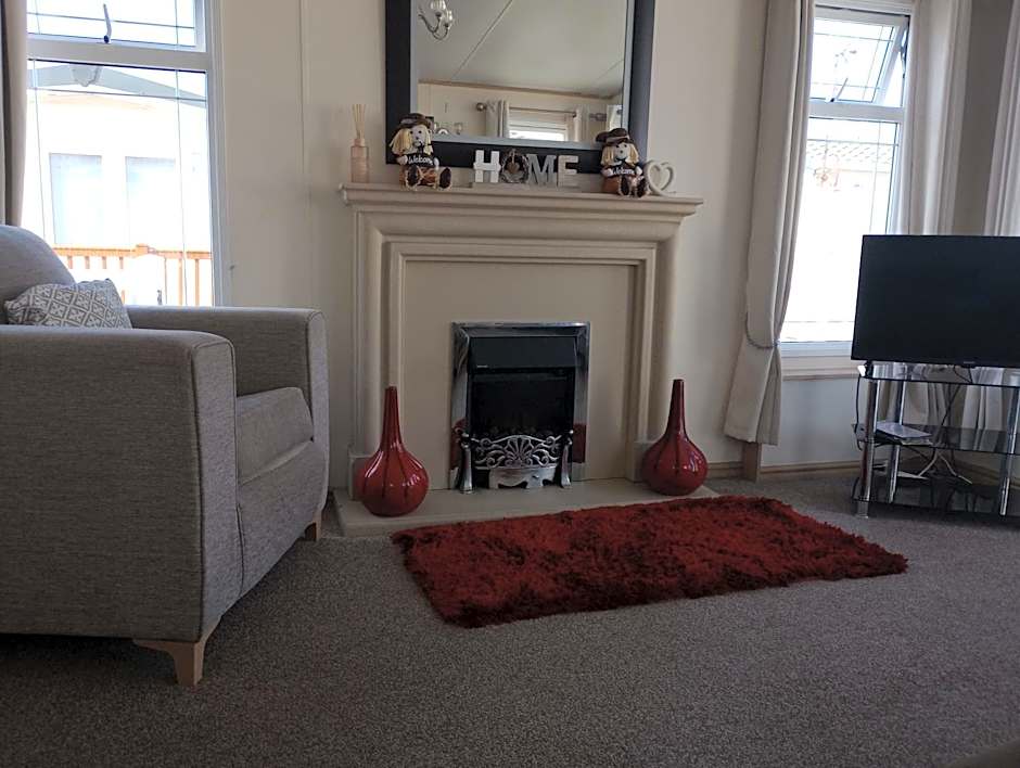 Luxury 2 bedroom caravan with large decking Close to beach