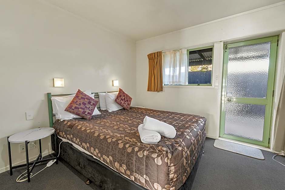 Birchwood Spa Motel