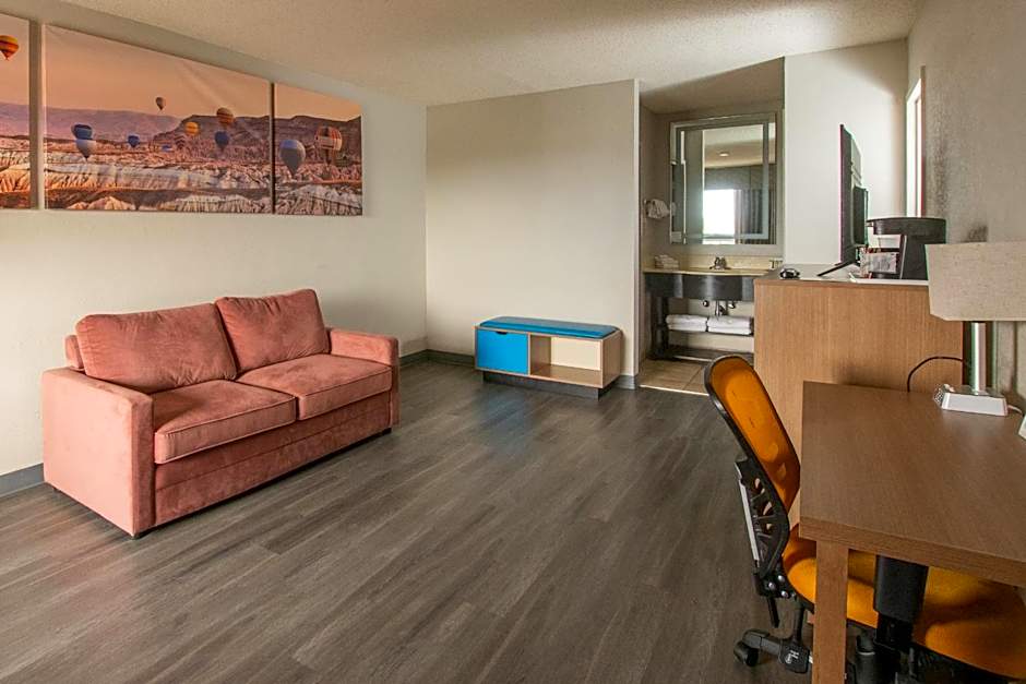 Days Inn & Suites by Wyndham Albuquerque North