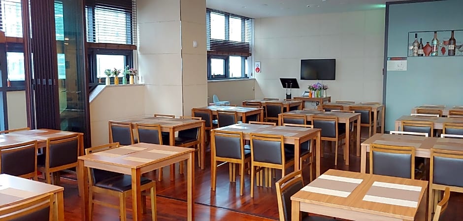 Westernbay Marina Hotel