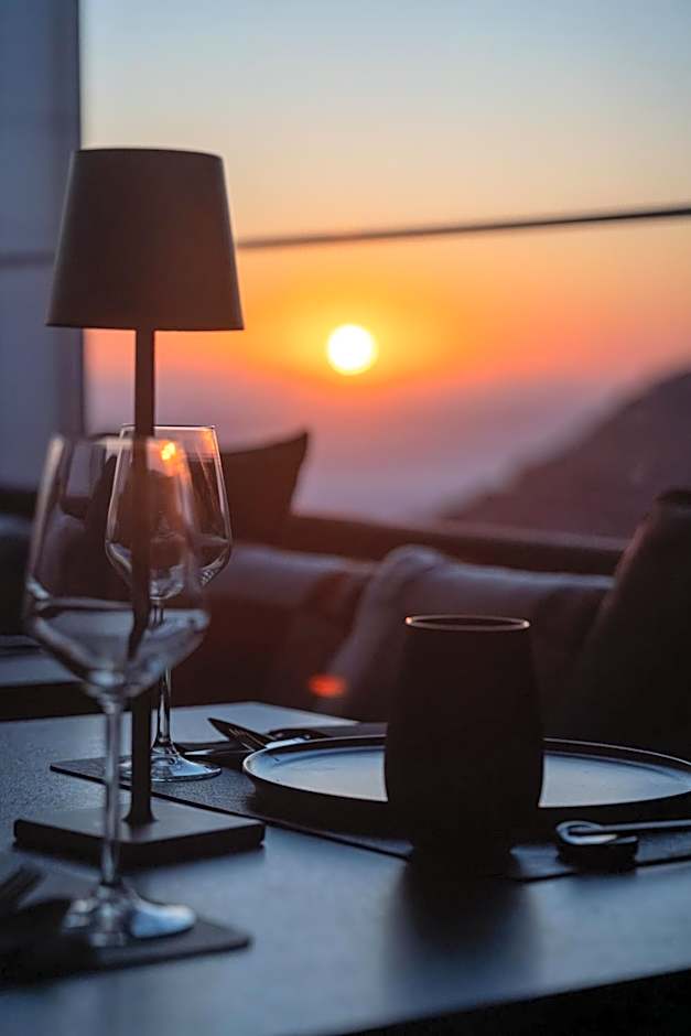Sun Rocks Boutique Hotel - Caldera View Suites & Sunset Dining Experience