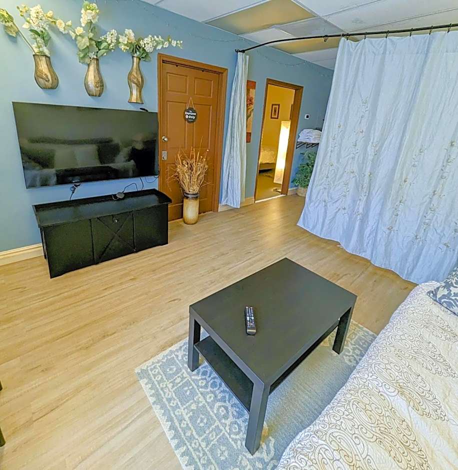 Uptown area, Cozy king Suite, quiet and private, free parking, walk to restaurants