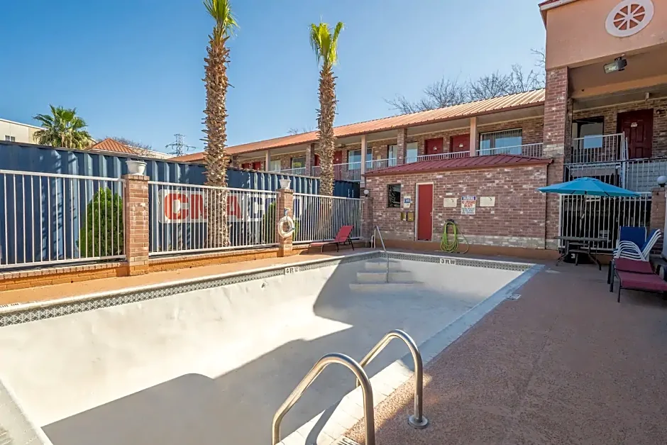 Econo Lodge Inn & Suites Downtown San Antonio