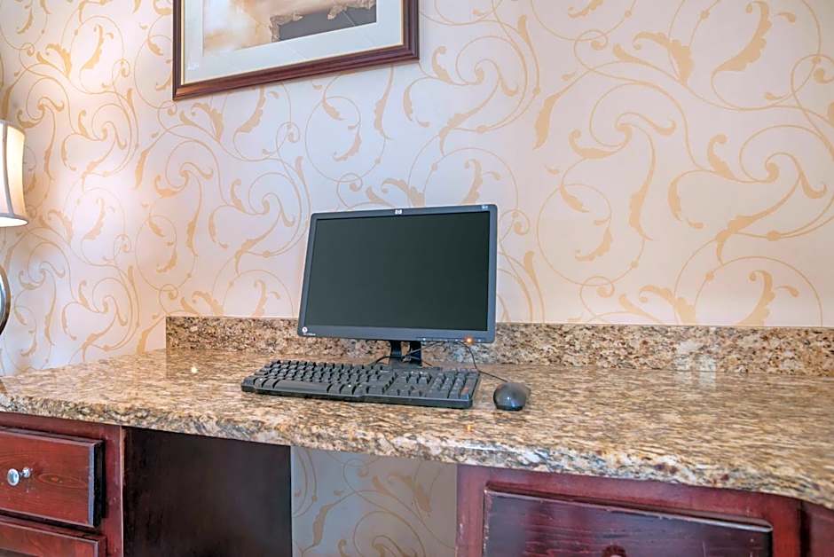 Quality Inn & Suites Near Lake Eufaula