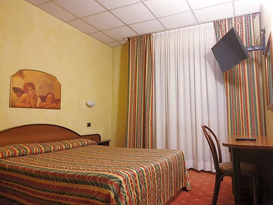 HOTEL PARADISO