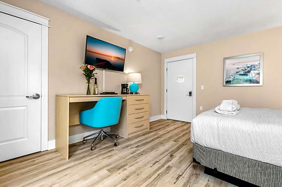 Gold Coast Inn ⁀➷ Breathtaking Sunsets ➠ Standard Lake View Room ➠ 106