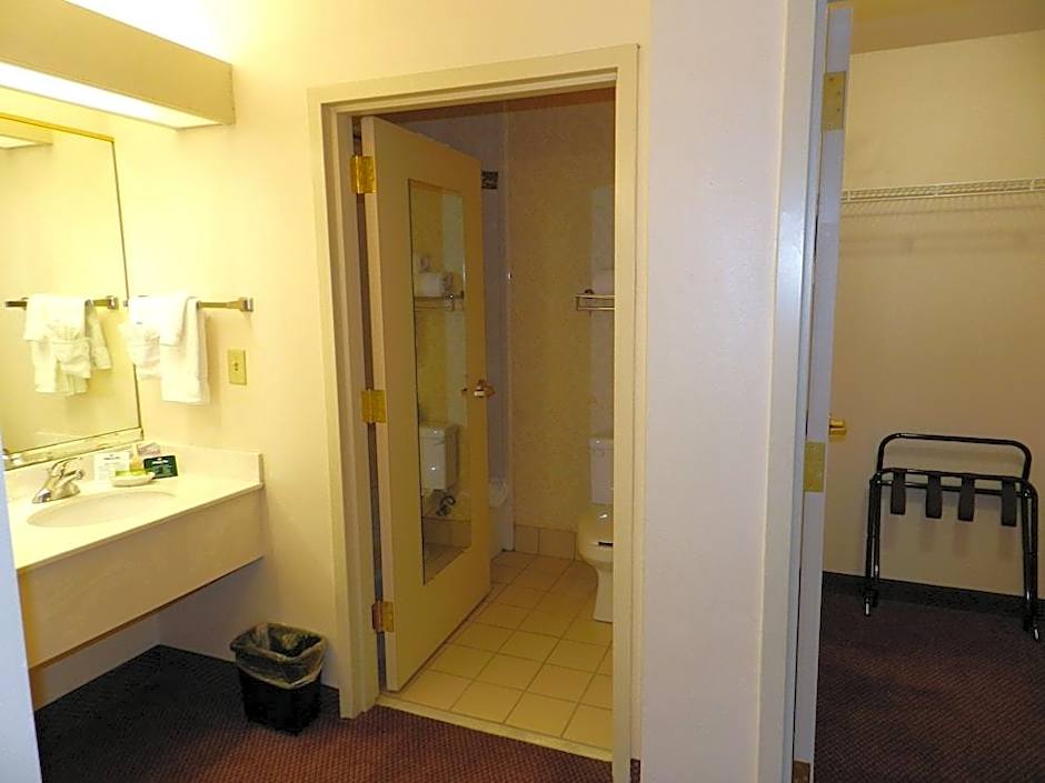 Ashmore Inn & Suites