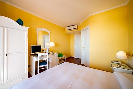 Deluxe Double Room with Balcony and Sea View