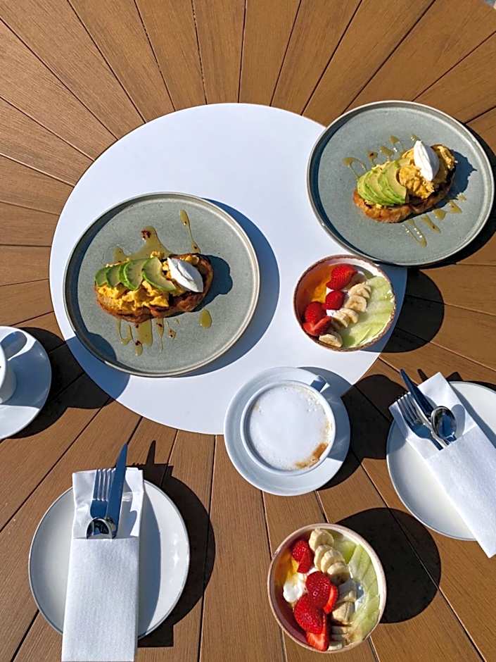 Crystal Blue Hotel, Barbati