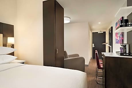 1 King City View Room Mobility Access with 3X3 Shower