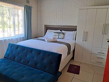 25 Jacaranda Lodge & Backpackers