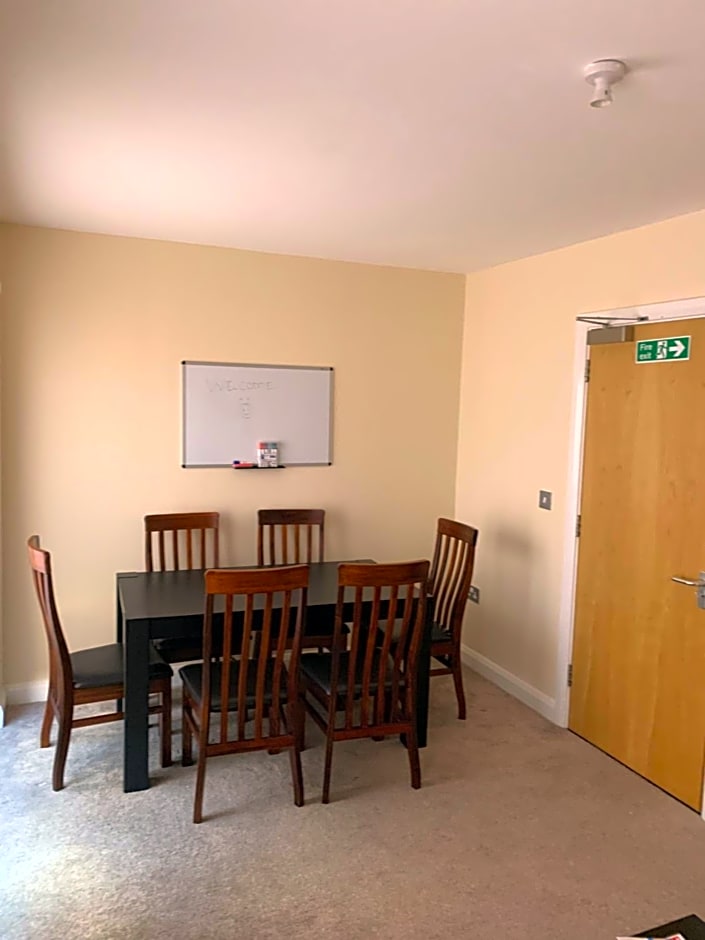 Private Rooms In A Cheerful 4-Bedroom Town House