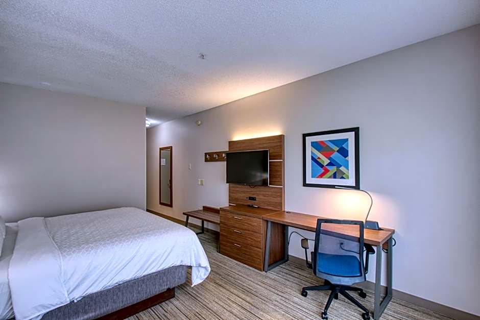 Holiday Inn Express Hotel & Suites Oshkosh - State Route 41 By IHG