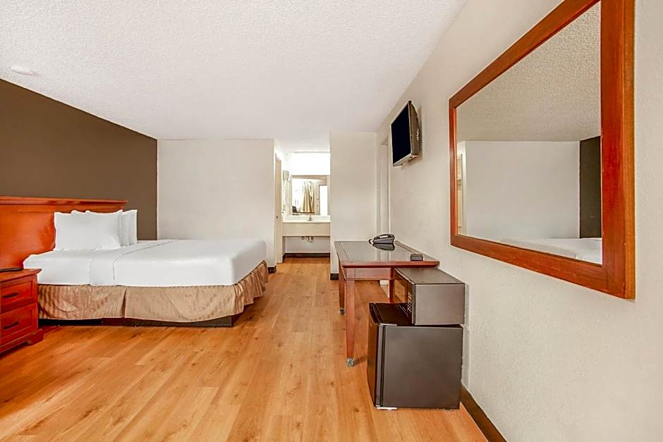 OYO Hotel Centralia - 2 mi from Providence Centralia Hospital