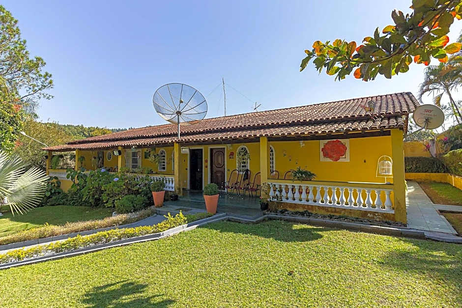 Piscina, jardim, área gourmet e vista arborizada