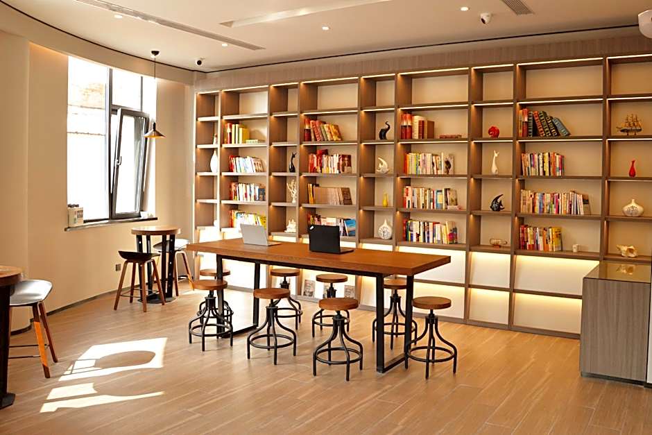 Hanting Hotel Qingdao Yan'an 3rd Road Zhiquan Road Metro Station