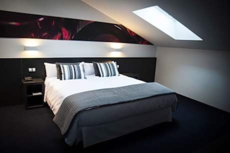 King Studio with Sofa Bed