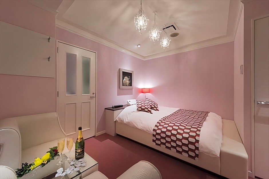 HOTEL REFRAIN
