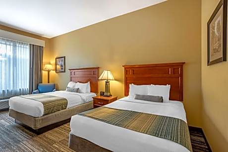 Queen Room with Two Queen Beds and Mobility Accessible Bathtub