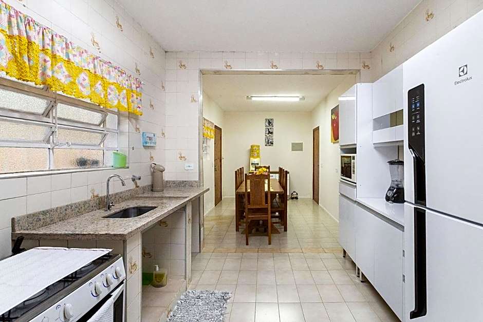 Piscina, jardim, área gourmet e vista arborizada