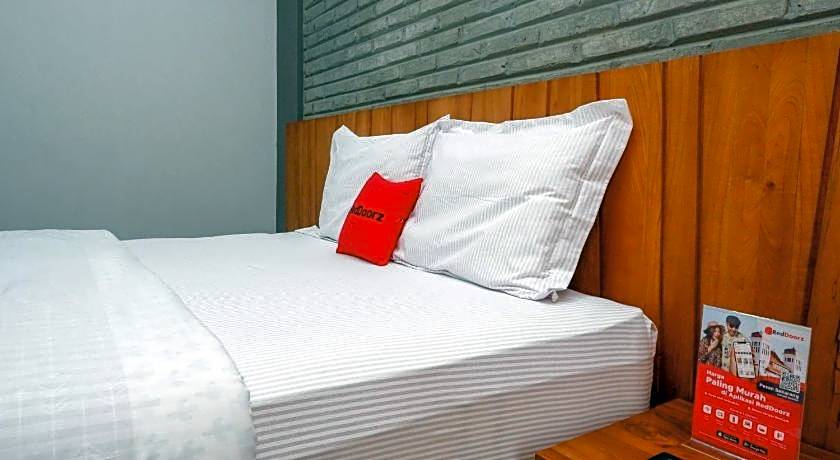 RedDoorz near XT Square 4