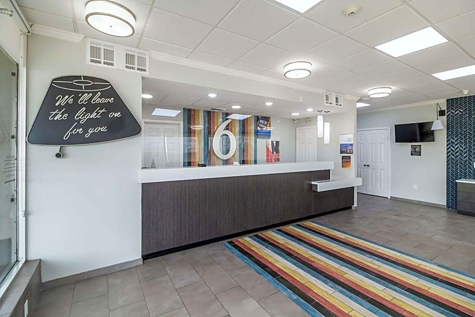Motel 6 Groves, Tx