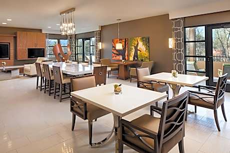 Club Lounge Access, 1 Bedroom Suite, 1 King, Sofa Bed, Corner Room