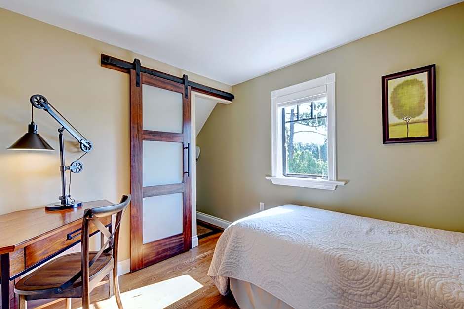 Character Stay across Swan Lake Nature Sanctuary