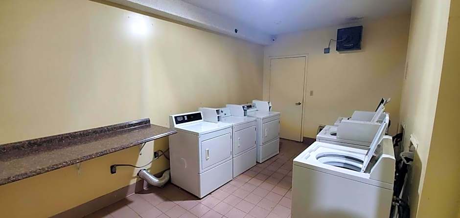 Studio 6 Savannah, GA- Gateway & I-95