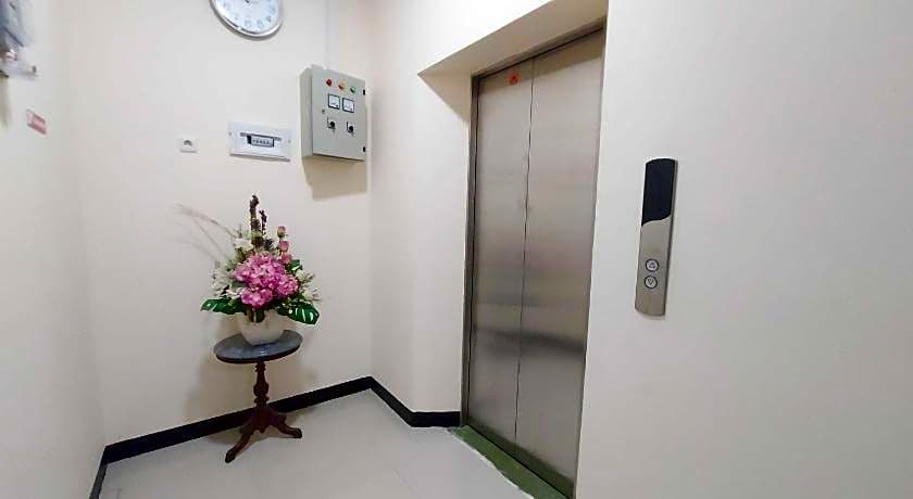 Rons City Hotel near Simpang Lima Semarang Mitra RedDoorz