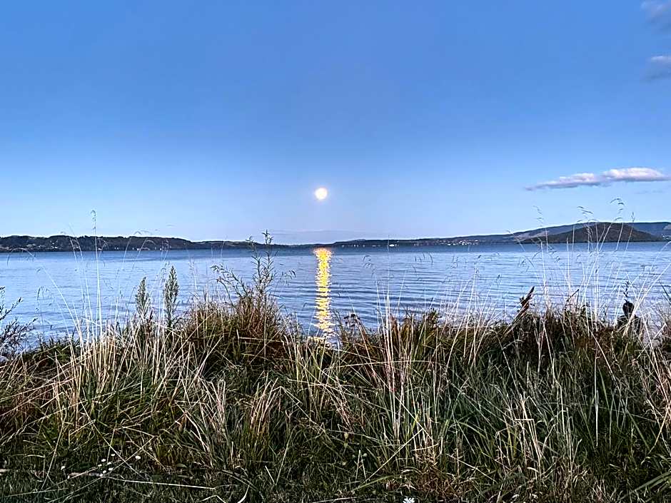 Jack & Di's Waiteti Lakefront Motel