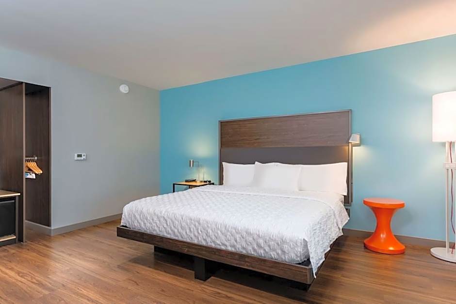 Photo 1 of 5 of 1 King Bed, Mobility Accessible, Bathtub
