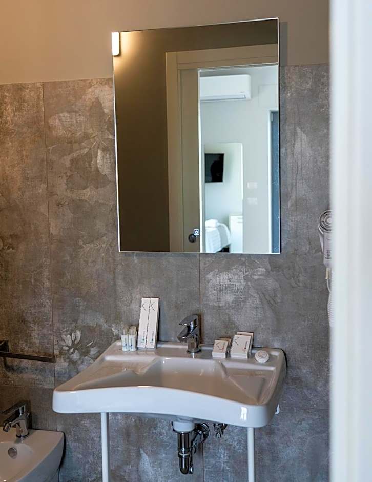 Skyline Rooms & Suites