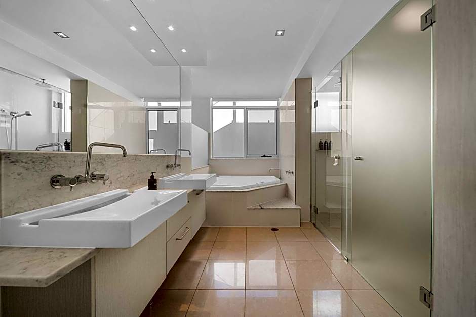 Absolute Beachfront Marcoola - Private Pool - Private Spa Bath - Games