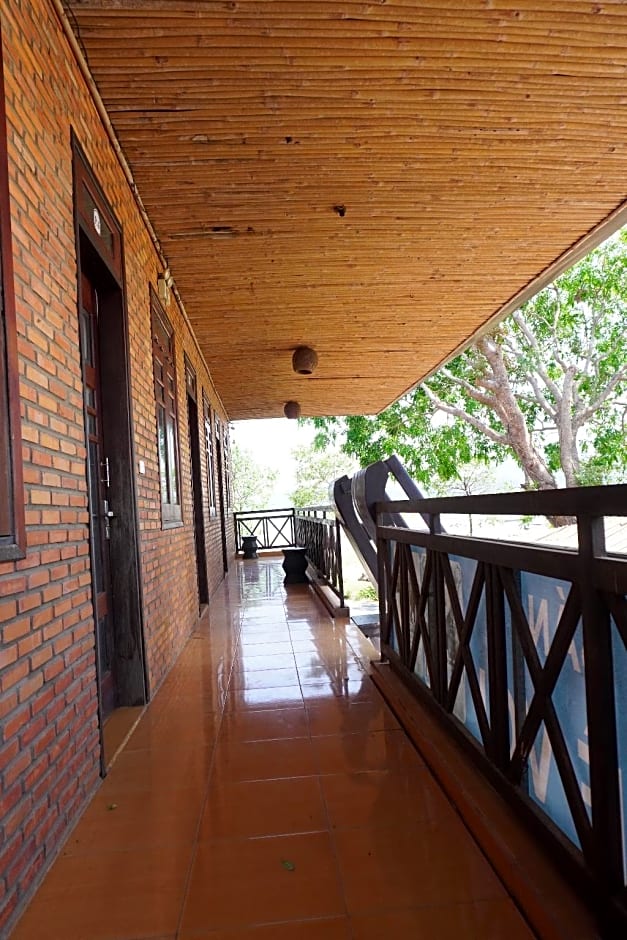 Van Long Elephants Lakeside View Hotel