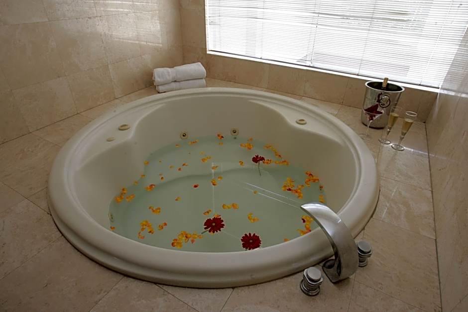 Thunderbird Carrera Hotel & Casino