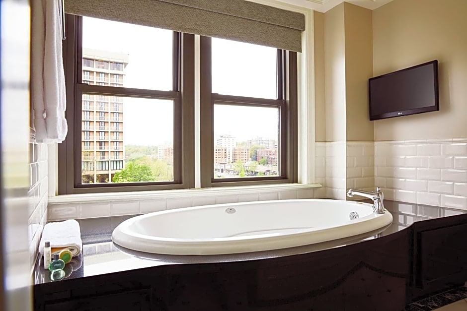The Raphael Hotel, Autograph Collection by Marriott