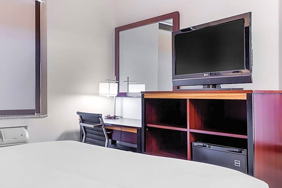 Avion Inn Near LGA Airport, an Ascend Collection Hotel