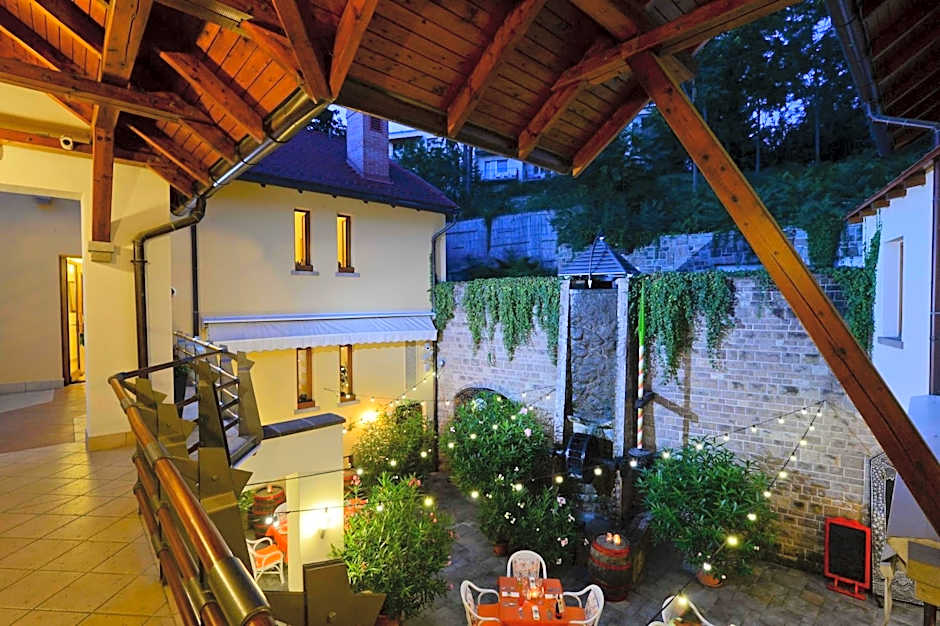 Imola Udvarház Dessert Hotel