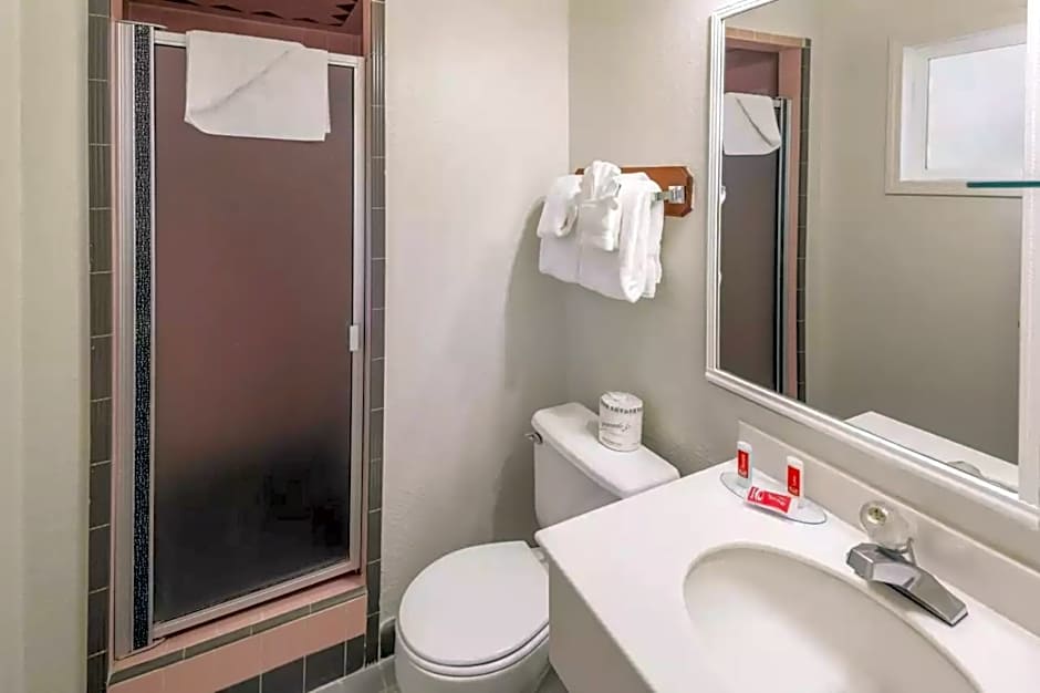 Econo Lodge Inn & Suites