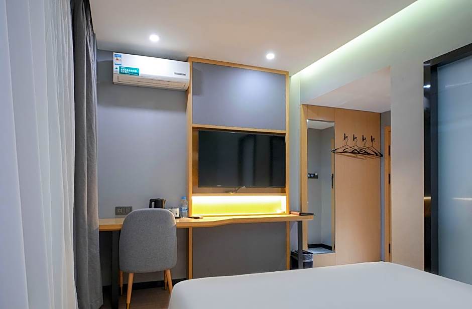 Green Tree Inn Urumqi San'gong Metro Station Exit