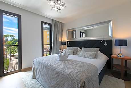 Deluxe Double/Twin Room Courtyard/Garden View and French Balcony