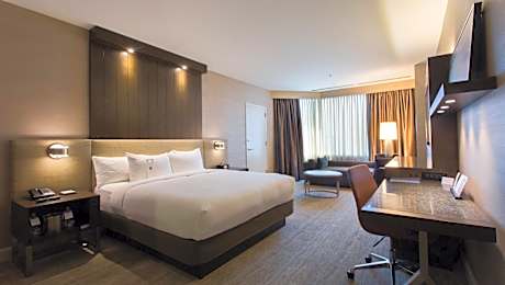 Corner Deluxe King Room