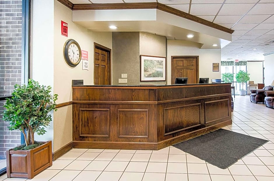 Econo Lodge Inn & Suites