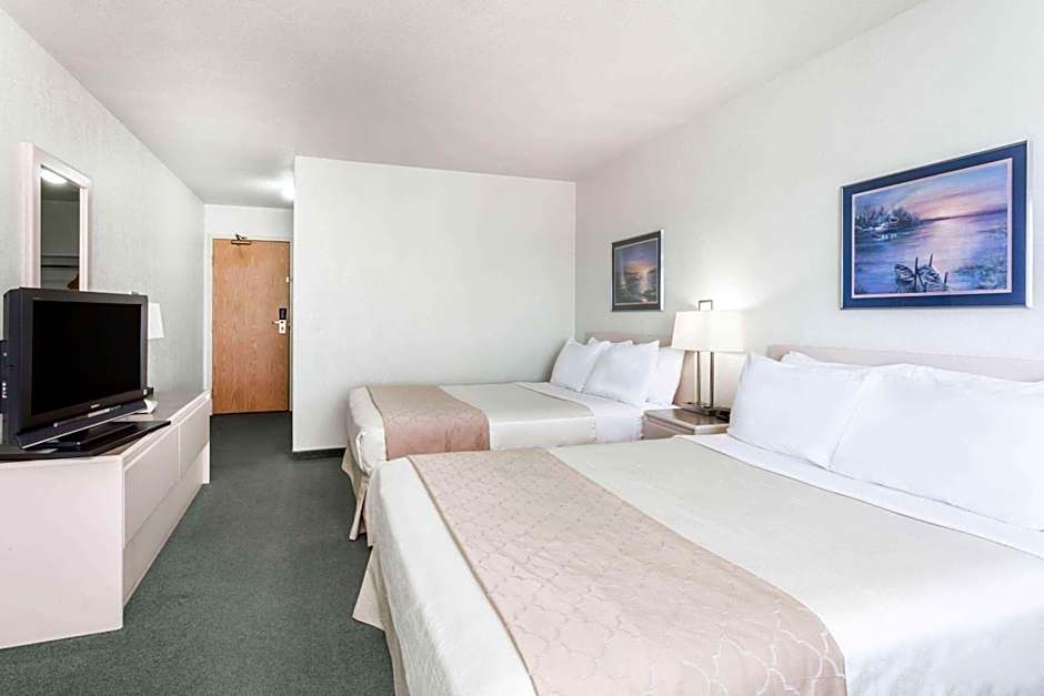 Super 8 by Wyndham Dauphin
