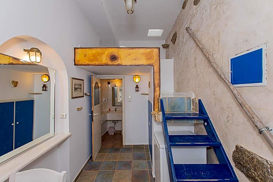 Peristeronas Village