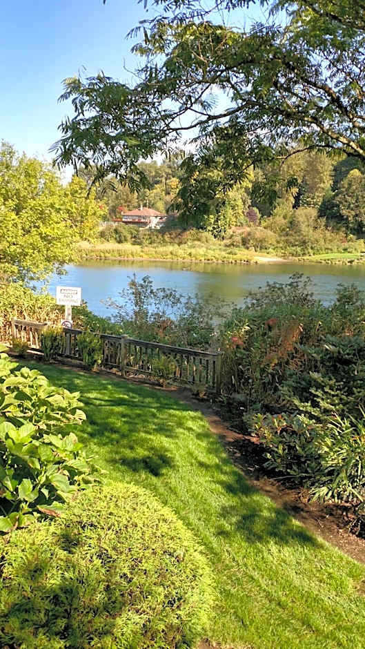 Lewis River Inn