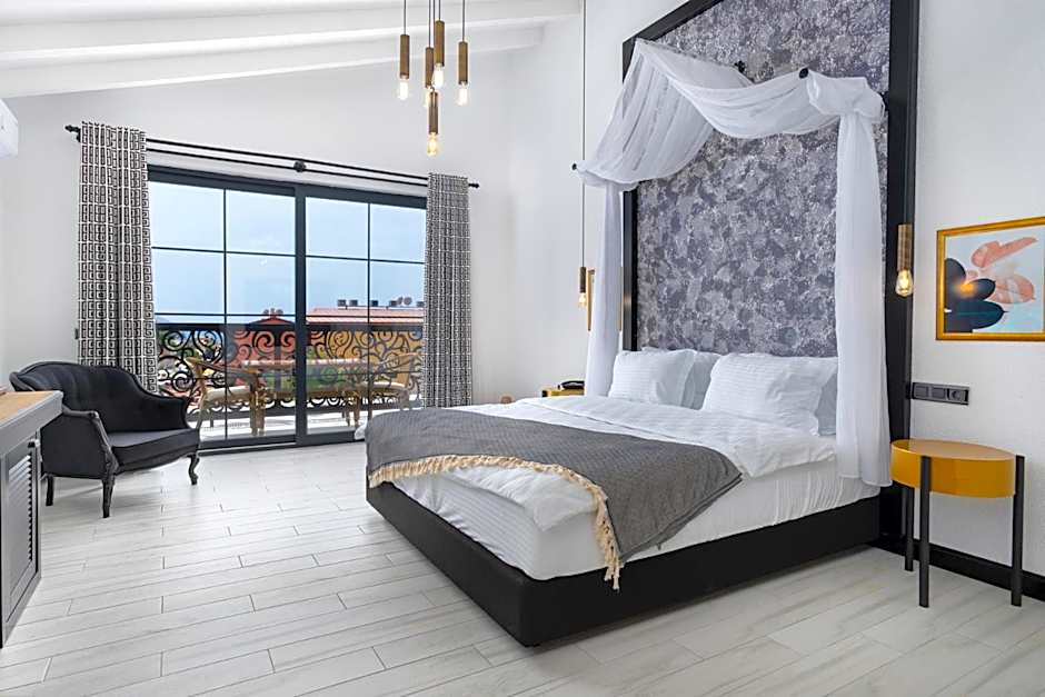 Photo 1 of 5 of 1 Queen Bed, Sea View